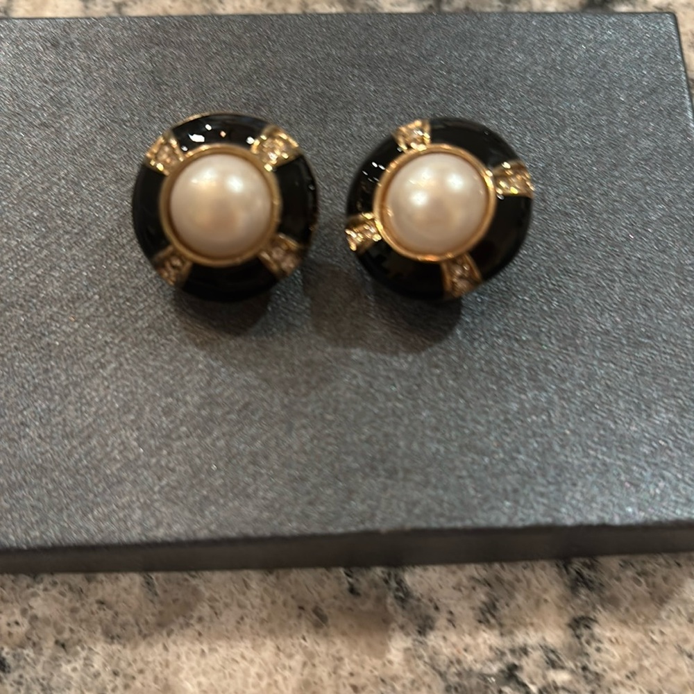 Bintage Roman Clip On Earrings Faux Pearls black with stones in cased with gold!